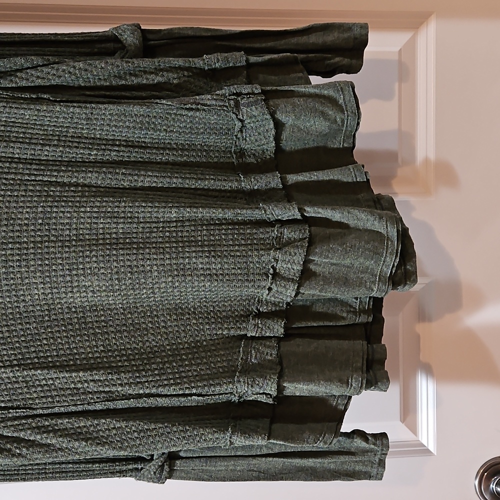 Free People Laguna Tee Thermal Long Sleeve Thumbholes Hi Lo Hem Army Green S NWT - Picture 3 of 14